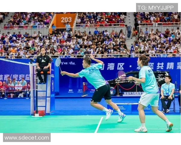 西安羽毛球队中路突破战术解析与实战应用探讨